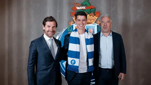 Dominik Prpic, entre André Villas-Boas e Jorge Costa, foi apresentado como o novo reforço dos dragões. Foto: FC Porto.