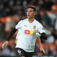 Enzo Barrenechea, do Aston Villa, na lista de reforços do Benfica caso Florentino Luís saia este verão
