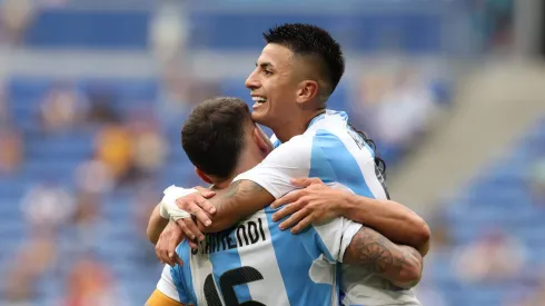 Ao que tudo indica, Thiago Almada (à direita) vai juntar-se ao colega de seleção, Nicolás Otamendi, no Benfica. Foto: Claudio Villa/Getty Images