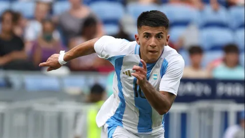 Thiago Almada era o eleito do Benfica para ocupar a vaga em aberto deixada por Kokçu, no entanto, o argentino está a apenas um passo de assinar pelo Atlético Madrid.