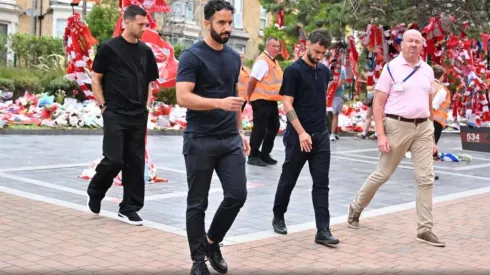 Rúben Amorim, Diogo Dalot e Bruno Fernandes prestaram homenagem a Diogo Dalot, em Liverpool, esta segunda-feira.
