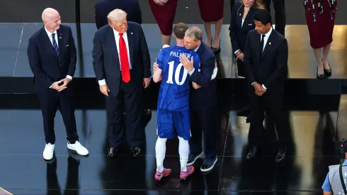 Todd Boehly, coproprietário do Chelsea, a abraçar o decisivo Cole Palmer, após a conquista da final do Mundial de Clubes. Foto: Getty