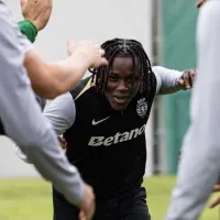 Geovany Quenda recebe a camisola número 7 do Sporting antes de sair para o Chelsea, na temporada 2026/2027