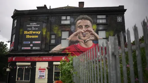 Um mural especial em homenagem a Diogo Jota, perto de Anfield, a casa do Liverpool, criado pelo artista John Culshaw. Foto: Getty