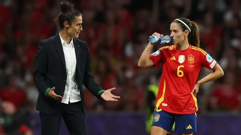 Montse Tomé e Aitana Bonmatí durante o Espanha x Suíça. Foto: Getty