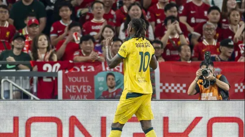 O momento da homenagem de Rafael Leão a Diogo Jota, fazendo o número 20 com as mãos, após marcar o primeiro golo do Liverpool x AC Milan. Foto: Getty