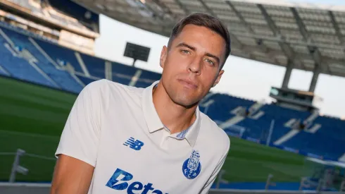 Jan Bednarek foi apresentado como novo jogador dos Dragões. Foto: conta oficial no X do FC Porto