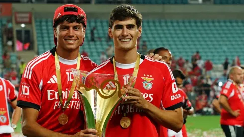 António Silva com o troféu da Supertaça ganha pelo Benfica. Foto: Gualter Fatia/Getty Images