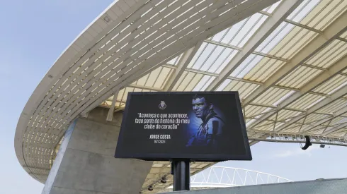 Tributo a Jorge Costa num dos painéis gigantes no Estádio do Dragão.