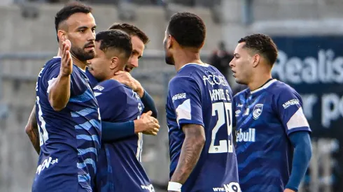 Jogadores do Santa Clara comemoram um dos três golos sem resposta com que venceram o Larne, da Irlanda do Norte, em jogo de qualificação da Liga Conferência.