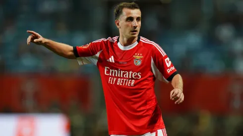 Akturkoglu parece indicar, com o seu braço direito, o destino rumo a Oriente, onde o Besiktas aguarda pelo extremo das águias de braços abertos.