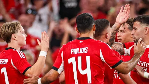 Benfica festeja vitória sobre o Nice, na Luz, que garante a passagem ao play-off da Champions League, última fase antes da entrada nos grupos.