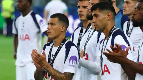 Pedro Porro e outros jogadores do Tottenham após a derrota com o PSG. Foto: Francesco Scaccianoce/Getty Images