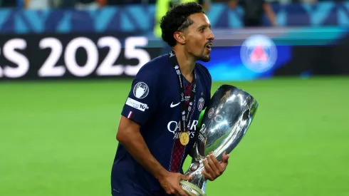 Marquinhos, capitão do PSG, com o troféu da Supertaça Europeia após a vitória contra o Tottenham. Foto: Getty
