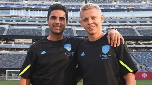 Mikel Arteta, treinador do Arsenal, abraça o jogador Oleksandr Zinchenko, lateral ucraniano que chegou foi apontado ao FC Porto.