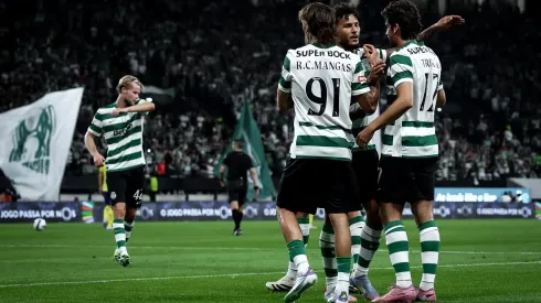 Jogadores do Sporting festejam mais um dos muitos golos com que atropelaram o Arouca, para gáudio dos quase 42 mil adeptos presentes em Alvalade.