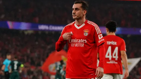 Kerem Akturkoglu é pretendido por José Mourinho, treinador do Fenerbahçe, mas Serdar Ali, presidente do Besiktas já tinha mostrado interesse no extremo e vai avançar por ele.