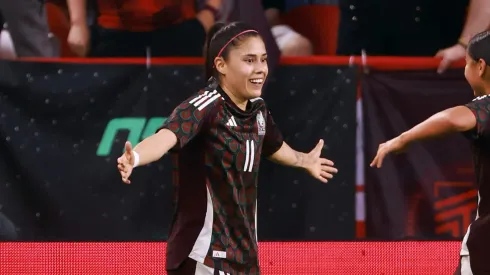 Jacqueline Ovalle comemora um golo pelo México. Foto: Vaughn Ridley/Getty Images