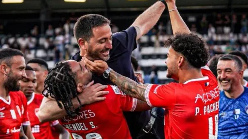 Vasco Matos, treinador dos açorianos, a receber o devido apreço da sua equipa. Foto: CD Santa Clara