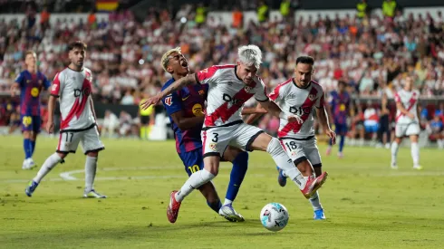 Pep Chavarria, do Rayo Vallecano, antecipa-se a Lamine Yamal. Foto; Getty Images