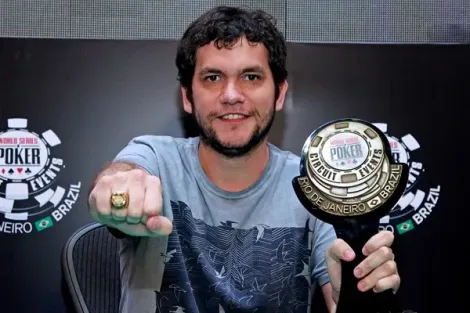 Relembre a história do professor de matemática que ficou milionário na WSOP Brazil