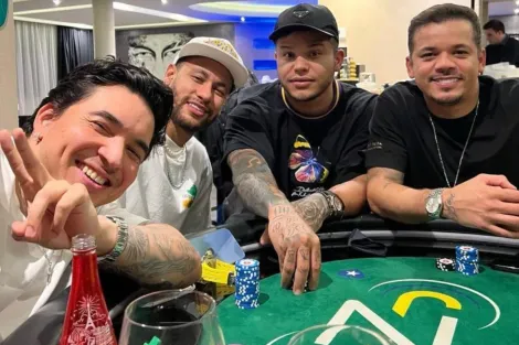 Em turnê pela Europa, Tierry aparece jogando poker com Neymar e seus "parças"