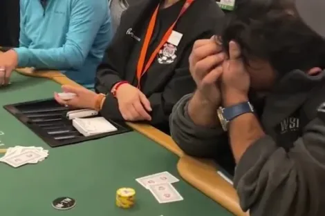 É collusion? Jogador recebe "presente" da mesa no Main Event da WSOP