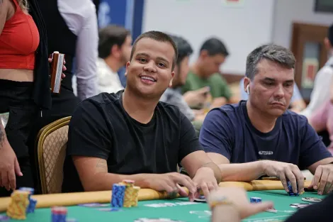 Caio Araújo é o chip leader da mesa final do Main Event da WSOP Brazil