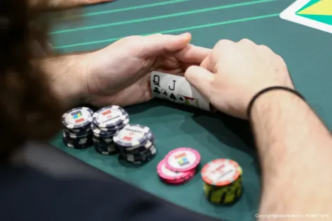 O que você faria se visse as cartas de um oponente no poker? Opine no debate