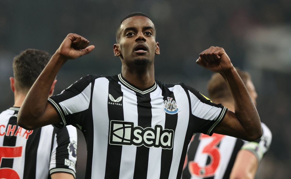 Isak wants to stay with Newcastle amid fears club will sell stars