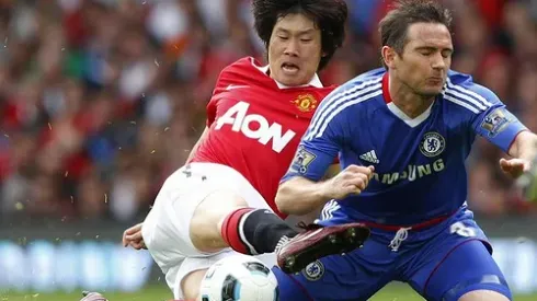 Manchester United's Ji-Sung Park (L) challenges Chelsea's Frank Lampard during their English Premier League soccer match at Old Trafford in Manchester, northern England, May 8, 2011. REUTERS/Phil Noble (BRITAIN - Tags: SPORT SOCCER) NO ONLINE/INTERNET USAGE WITHOUT A LICENCE FROM THE FOOTBALL DATA CO LTD. FOR LICENCE ENQUIRIES PLEASE TELEPHONE ++44 (0) 207 864 9000