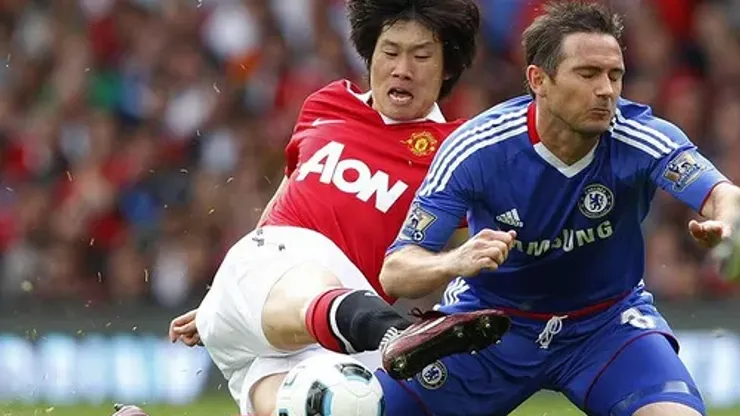 Manchester United's Ji-Sung Park (L) challenges Chelsea's Frank Lampard during their English Premier League soccer match at Old Trafford in Manchester, northern England, May 8, 2011. REUTERS/Phil Noble (BRITAIN – Tags: SPORT SOCCER) NO ONLINE/INTERNET USAGE WITHOUT A LICENCE FROM THE FOOTBALL DATA CO LTD. FOR LICENCE ENQUIRIES PLEASE TELEPHONE ++44 (0) 207 864 9000
