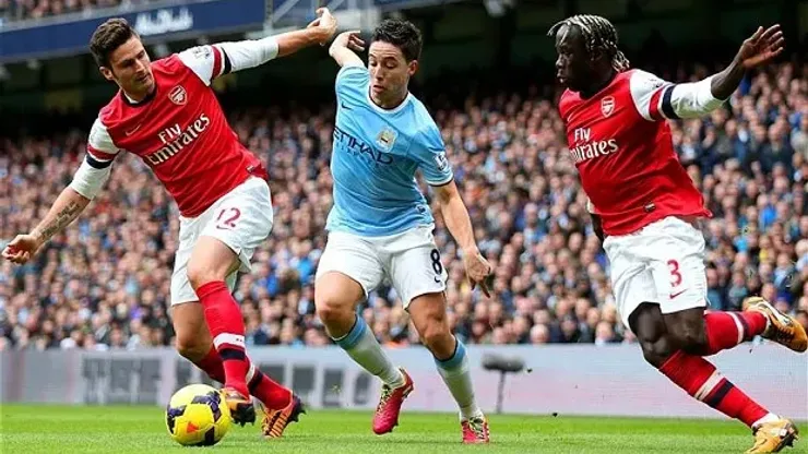 Manchester City v Arsenal – Premier League...MANCHESTER, ENGLAND – DECEMBER 14: Samir Nasri of Manchester City is marshalled by Olivier Giroud and Bacary Sagna of Arsenal during the Barclays Premier League match between Manchester City and Arsenal at Etihad Stadium on December 14, 2013 in Manchester, England. (Photo by Clive Brunskill/Getty Images)
