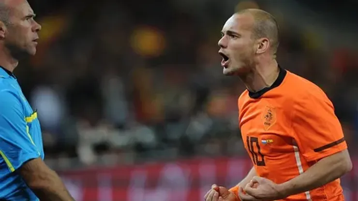 Netherlands' midfielder Wesley Sneijder (R) argues with English referee Howard Webb during extra time in the 2010 World Cup football final between the Netherlands and Spain on July 11, 2010 at Soccer City Stadium in Soweto, suburban Johannesburg. Spain won 1-0. NO PUSH TO MOBILE / MOBILE USE SOLELY WITHIN EDITORIAL ARTICLE – AFP PHOTO […]
