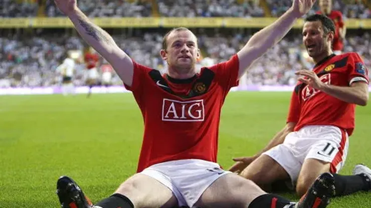 LONDON, ENGLAND – SEPTEMBER 12: Wayne Rooney of Manchester United celebrates scoring their third goal during the FA Barclays Premier League match between Tottenham Hotspur and Manchester United at White Hart Lane on September 12, 2009 in London, England. (Photo by Matthew Peters/Manchester United via Getty Images)
