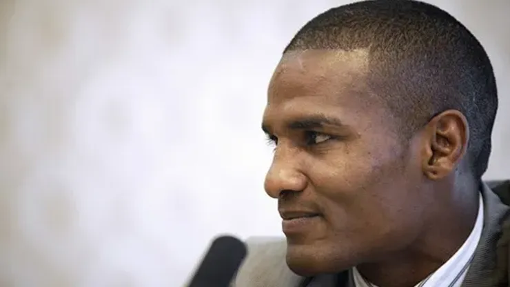 French national football team midfielder and Chelsea player Florent Malouda gives a press conference on May 28, 2011 in the eastern French city of Dijon. Malouda is set to announce on May 29 that he will officially become a shareholder in the French L2 Dijon Football Cote d'Or club (DFCO). AFP PHOTO / JEFF PACHOUD […]
