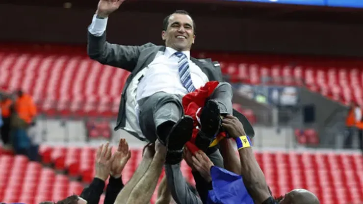 Wigan Athletic's manager Roberto Martinez celebrate their win against Manchester City with his players at the end of their English FA Cup final soccer match at Wembley Stadium, London, Saturday, May 11, 2013. (AP Photo/Matt Dunham)
