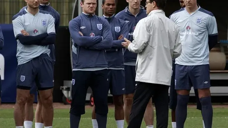 England manager Fabio Capello (2nd R) talks to his players including (L-R) Frank Lampard, Gary Cahill, Wayne Rooney, Ashley Cole, Gareth Barry and John Terry during a team training session in London Colney, north of London March 22, 2011. REUTERS/ Eddie Keogh (BRITAIN – Tags: SPORT SOCCER)
