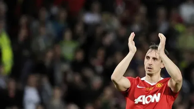 Manchester United's Gary Neville applauds the crowd during his testimonial soccer match against Juventus in Manchester, northern England, May 24, 2011. REUTERS/Nigel Roddis (BRITAIN – Tags: SPORT SOCCER)
