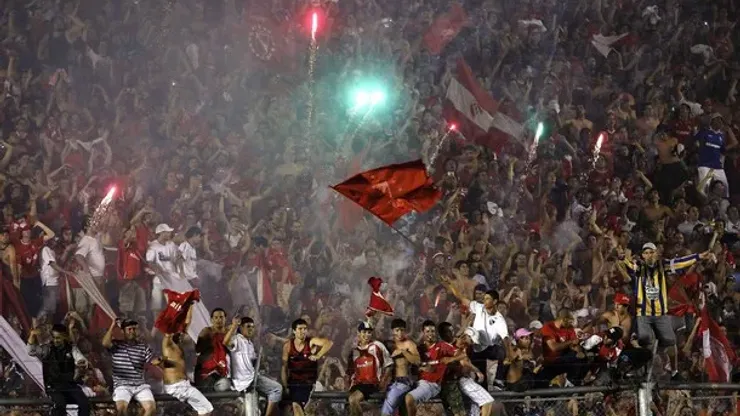 Fans of Argentina's Independiente celebrate after defeating Brazil's Goias to win the Copa Sudamericana in Buenos Aires, December 8, 2010. REUTERS/Marcos Brindicci (ARGENTINA – Tags: SPORT SOCCER)
