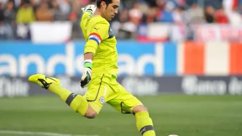 Barcelona Sign Chile World Cup Goalkeeper Claudio Bravo