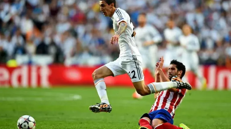 LISBON, PORTUGAL – MAY 24: Raul Garcia of Club Atletico de Madrid tackles Ángel Di Maria of Real Madrid during the UEFA Champions League Final between Real Madrid and Atletico de Madrid at Estadio da Luz on May 24, 2014 in Lisbon, Portugal. (Photo by Laurence Griffiths/Getty Images)
