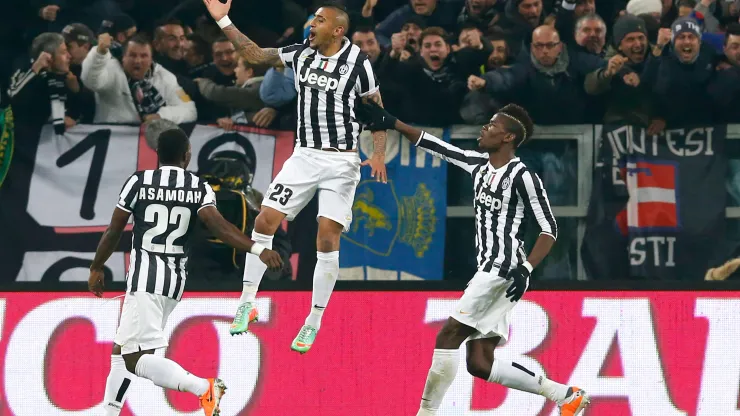 Juventus' Arturo Vidal (C) celebrates with teammates after scoring against AS Roma during their Italian Serie A soccer match at the Juventus stadium in Turin January 5, 2014. REUTERS/Alessandro Bianchi (ITALY – Tags: SPORT SOCCER)
