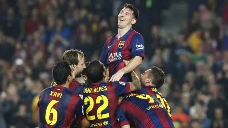 Barcelona's Lionel Messi celebrates his second goal with teammates during their Spanish first division soccer match against Sevilla at Nou Camp stadium in Barcelona November 22, 2014. Barcelona forward Messi set a La Liga scoring record of 253 goals when he claimed a hat-trick in Saturday's match at home to Sevilla. REUTERS/Gustau Nacarino (SPAIN – […]
