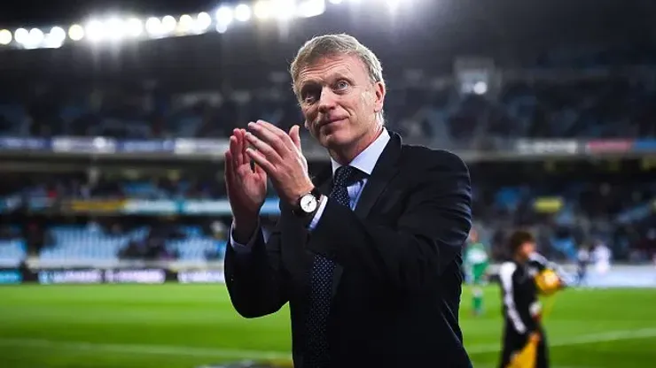 SAN SEBASTIAN, SPAIN – NOVEMBER 28: Head coach David Moyes of Real Sociedad acknowledges the crowd at the end of the La Liga match between Real Socided and Elche FC at Estadio Anoeta on November 28, 2014 in San Sebastian, Spain. (Photo by David Ramos/Getty Images)
