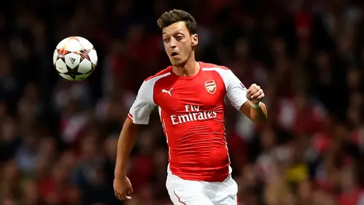 Arsenal's Mesut Ozil runs for the ball during their Champions League playoff soccer match against Besiktas at the Emirates stadium in London August 27, 2014. REUTERS/Dylan Martinez (BRITAIN – Tags: SPORT SOCCER)