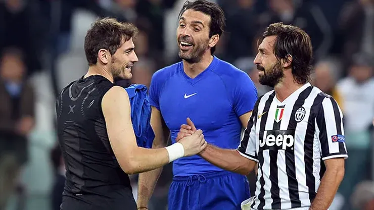 TURIN, ITALY – NOVEMBER 05: Gianluigi Buffon and Andrea Pirlo #21 of Juventus and Iker Casillas of Real Madrid (L) after the UEFA Champions League Group B match between Juventus and Real Madrid at Juventus Arena on November 5, 2013 in Turin, Italy. (Photo by Claudio Villa/Getty Images)
