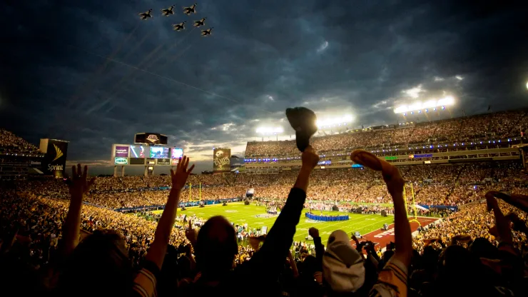 The 2009 US Air Force Thunderbirds fly over Superbowl XLIII in Tampa, Fla., Feb. 2.  (RELEASED)
