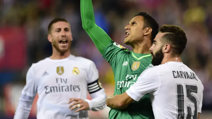Real Madrid's Costa Rican goalkeeper Keylor Navas (2ndR) reacts after stopping a penalty kick past Real Madrid's defender Dani Carvajal (R) during the Spanish league football match Club Atletico de Madrid vs Real Madrid CF at the Vicente Calderon stadium in Madrid on October 4, 2015.   AFP PHOTO/ JAVIER SORIANO
