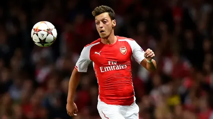 Arsenal's Mesut Ozil runs for the ball during their Champions League playoff soccer match against Besiktas at the Emirates stadium in London August 27, 2014. REUTERS/Dylan Martinez (BRITAIN – Tags: SPORT SOCCER)
